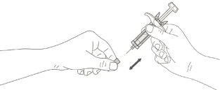 Две руки отделяют защитный колпачок от шприца с иглой, чёрная стрелка указывает направление движения извлечения