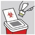 Рука бросает контейнер со знаком биологической опасности в красный и белый специальный контейнер для утилизации отходов