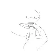 Disegno a linee sottili di una mano che tiene una compressa vicino alle labbra aperte di una persona pronta ad assumere il farmaco