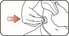 Disegno in bianco e nero che mostra due mani che applicano un cerotto su una parte del corpo con una freccia rossa rivolta verso destra
