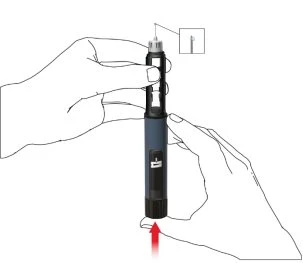Due mani impugnano una penna iniettore scura con una freccia rossa che indica la pressione sulla base del dispositivo per l'erogazione