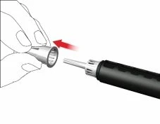 Una mano tiene un tappo metallico mentre una freccia rossa indica la direzione di inserimento