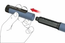 Una mano impugna una penna iniettiva blu e nera che viene inserita nel corpo del dispositivo seguendo la direzione di una freccia rossa