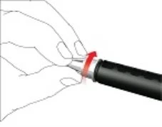 Una mano tiene un dispositivo medico nero e ruota la parte superiore argentata indicata da una freccia rossa curva