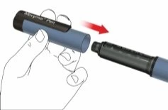 Una mano impugna la parte superiore di una penna iniettiva Movyma per separarla dal corpo inferiore indicato da una freccia rossa