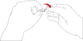 Due mani tengono e ruotano una piccola fiala o contenitore medico seguendo la direzione indicata da una freccia rossa curva