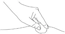 Disegno a linee nere di una mano che afferra e preme un piccolo oggetto rotondo contro una superficie curva o la pelle