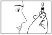 Disegno in bianco e nero di un volto di profilo che osserva una mano che tiene verticalmente una fiala di medicinale pronta all'uso