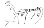 Disegno lineare di un profilo umano che tiene una penna iniettiva con entrambe le mani vicino alla bocca per l'