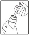 Una mano tiene un flacon con etichetta mentre l'altra inserisce l'ago di una siringa nel tappo per aspirare il contenuto