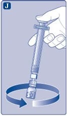Una mano tiene una siringa pronta per essere avvitata su un piccolo flacone di vetro con una freccia circolare che indica il movimento rotatorio