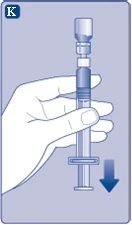 Una mano tiene verticalmente una siringa con una freccia blu rivolta verso il basso che indica il movimento dello stantuffo verso il basso