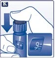 Una mano preme verso il basso il tappo blu di un dispositivo medico accanto a un display digitale con un