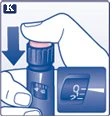 Dettaglio di una mano che preme il dito verso il basso sul cappuccio di un dispositivo medico blu tenuto con l'altra mano