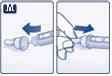 Due diagrammi mostrano come rimuovere e reinserire un cappuccio su una siringa con frecce blu che indicano il movimento di estrazione e inserimento