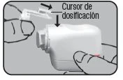 Mani che tengono un dispositivo medico bianco mentre un cursore di dosaggio viene inserito dall'alto