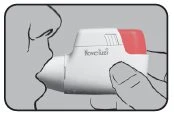 Profilo di un volto che utilizza un dispositivo medico bianco e rosso tenuto con una mano per l'inalazione