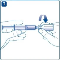 Due mani tengono una siringa e un flaconcino per collegarli tramite un connettore con una freccia blu che indica il movimento di rotazione