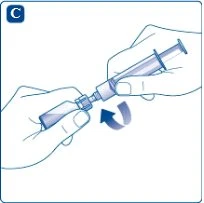Due mani avvitano una siringa con ago a un flacone di medicinale seguendo una freccia curva blu che indica il movimento rotatorio