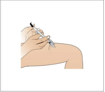 Due mani tengono una siringa per iniettare il liquido nel muscolo della parte superiore della spalla di un braccio umano