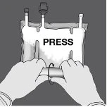 Due mani premono con forza la parte inferiore di un contenitore medico con la scritta PRESS per attivare il dispositivo
