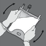 Due mani tengono un sacchetto per infusione inclinandolo lateralmente avanti e indietro come indicato dalle frecce curve nere