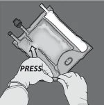 Due mani guantate premono con forza la parte inferiore di una sacca per infusione medica con la scritta PRESS per far scorrere il liquido