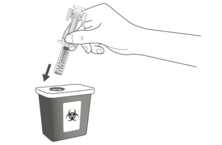 Una mano tiene una siringa con ago rivolto verso il basso per inserirla in un contenitore per rifiuti biologici con simbolo di rischio biologico