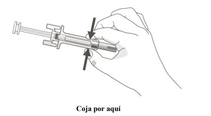 Una mano impugna una siringa con due frecce nere che indicano di premere con le dita sul corpo del dispositivo per spingere il pistone