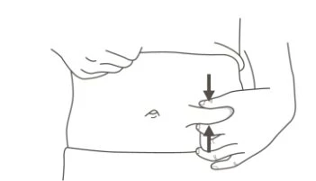 Disegno lineare di un torso umano dove due mani pizzicano la pelle dell'addome per un'iniezione sottocutanea