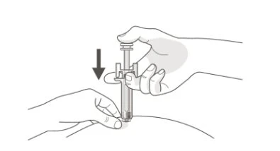 Una mano tiene una siringa in verticale mentre l'ago viene rimosso dal muscolo dopo un'iniezione intramuscolare
