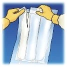 Due mani con guanti gialli tengono e aprono una busta di plastica trasparente che contiene tre sacche bianche allungate su sfondo blu