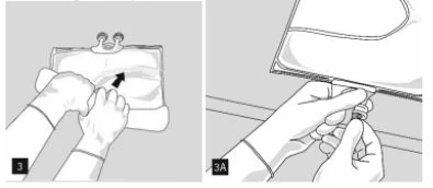 Due disegni mostrano mani che manipolano un sacchetto medico, prima premendo la parte superiore e poi agendo su un connettore laterale