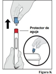 Una mano solleva il cappuccio blu da una penna iniettiva mentre l'altro rimane attaccato
