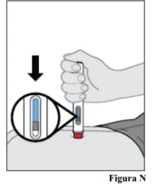 Una mano preme un dispositivo medico sulla pelle con un ingrandimento che mostra il livello del liquido blu all'interno