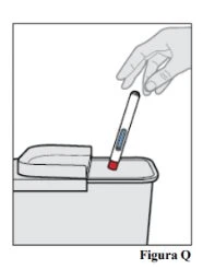 Una mano tiene un dispositivo medico cilindrico e lo inserisce in un contenitore per lo smaltimento dei rifiuti taglienti o pericolosi