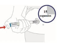 Una mano tiene una penna iniettiva contro la pelle dell