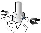 Due mani tengono un inalatore bianco con frecce nere curve che indicano il movimento di rotazione del dispositivo per la preparazione