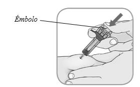 Disegno tecnico che mostra due mani che impugnano una siringa per iniettare un farmaco con una freccia che indica la direzione della somministrazione