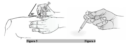 Disegno tecnico che mostra una mano che inserisce una siringa a 45 gradi nella pelle e una seconda mano che preme lo stantuffo verso il basso