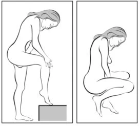 Disegno lineare di una donna che solleva una gamba appoggiando il piede su un rialzo e una seconda figura accovacciata con le ginocchia flesse