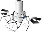 Due mani tengono un dispositivo medico cilindrico bianco con frecce nere curve che indicano un movimento di rotazione orizzontale