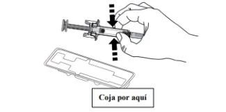 A hand holding a pre-filled syringe above a package with the text 'Coja por aquí' indicating the opening point