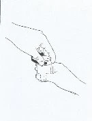 Disegno in bianco e nero che mostra una mano che tiene e manovra un piccolo dispositivo medico sopra un polso o una parte del corpo