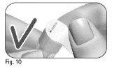Dita che applicano un piccolo cerotto bianco su una superficie cutanea con un segno di spunta nero a sinistra