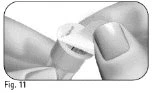 Due dita tengono e ruotano un piccolo contenitore cilindrico bianco con una parte superiore piatta e arrotondata
