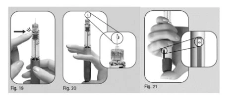 Tre figure in bianco e nero che mostrano le fasi di utilizzo di un dispositivo medico con dita che impugnano e azionano la siringa