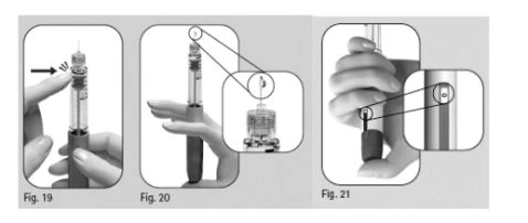 Tre diagrammi in bianco e nero che mostrano le fasi di utilizzo di una siringa con mani che la impugnano e dettagli ingranditi dei componenti