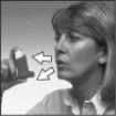 Donna che tiene un inalatore vicino alla bocca con due frecce bianche che indicano il movimento del farmaco verso la bocca aperta