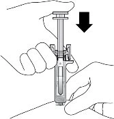 Una mano tiene una siringa mentre l'altra la guida per l'iniezione